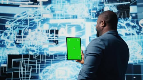Un ingénieur technique afro-américain examine les données algorithmiques à côté d'une maquette