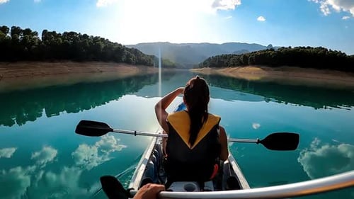 Cámara
lenta de remo en kayak. Mujer y hombre kayakistas navegando en kayak en el hermoso paisaje del Embalse de la
Bol