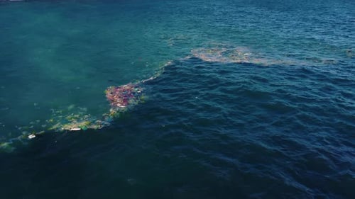 Déchets flottants dans les océans du Vietnam avec des déchets plastiques.