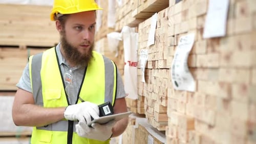 Arbeiter scannen Produkte mit einem Barcodescanner