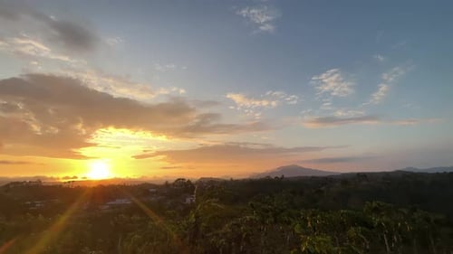 magnifique coucher de soleil avec des nuages dans les montagnes