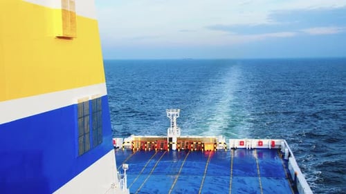Vista do convés até a parte traseira do navio navegando no mar