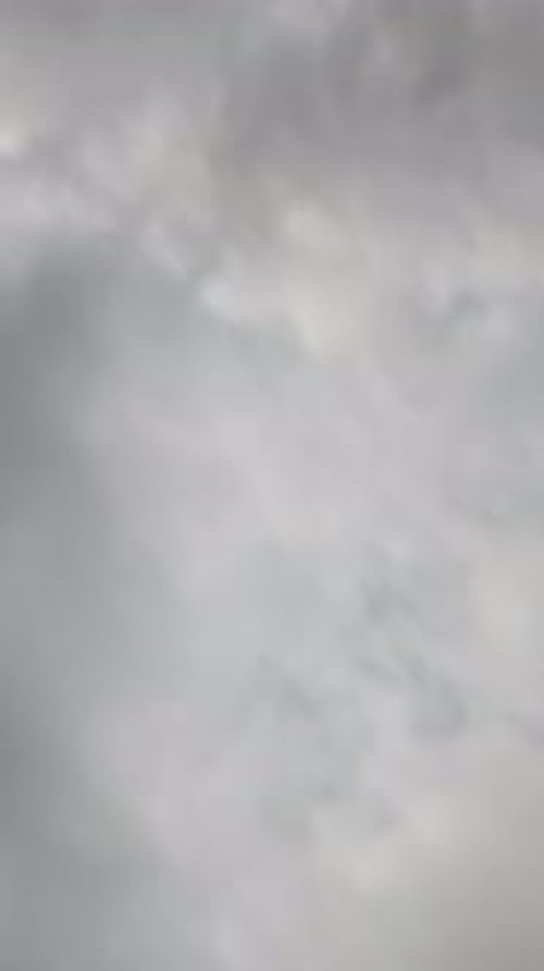 Timelapse : cumulus moelleux se déplaçant dans un ciel lumineux au coucher du soleil, nature aérienne abstraite, océan d'été
