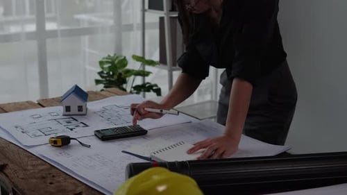 Ingénieur ou architecte travaillant sur des plans de construction de bâtiments.