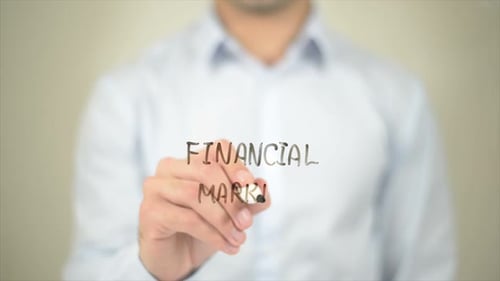 Finanzmarkt, Mann schreibt auf transparentem Bildschirm