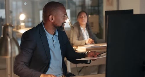 Nuit, coworking et un homme noir avec un reportage pour une femme pour une affaire, une date limite ou un projet