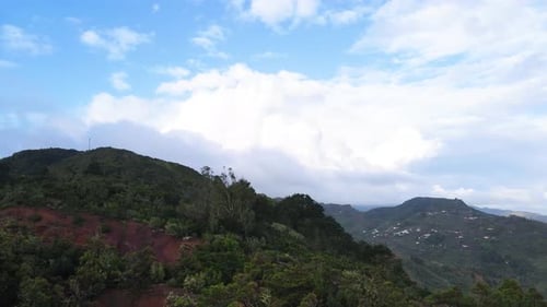 Vista aérea alrededor del impresionante mirador de Abrante con balcón de observación de vidrio sobre Agulo