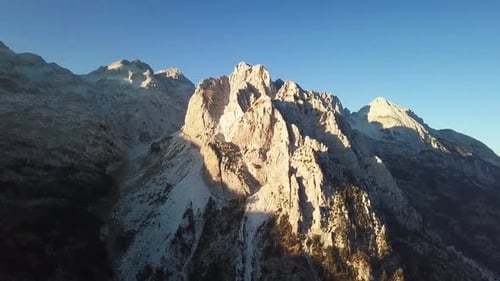 La plus haute montagne des Alpes d'Albanie au coucher du soleil lors d'une randonnée de Valbone à Theth