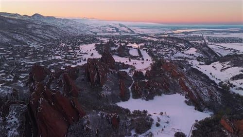 Roxborough State Park Fountain Valley Trail cubierto de nieve, escarpado Red Rocks, punto de referencia de piedra arenisca Sterlin