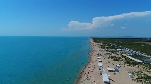 Sandstrand mit Luftaufnahme von Touristen