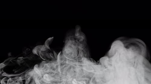 Weißer Dampfrauch fliegt über schwarzen Hintergrund, verdunsteter Smog, Zeitlupe