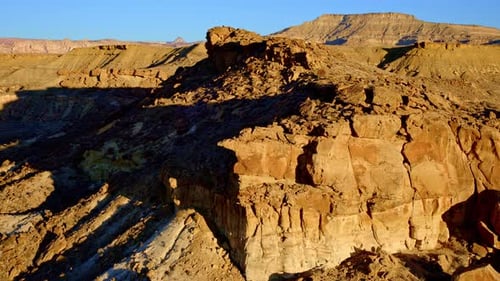 Glissez au-dessus de la tête pour révéler l'élégance sculpturale et les riches teintes des hoodoos en forme de crapaud.