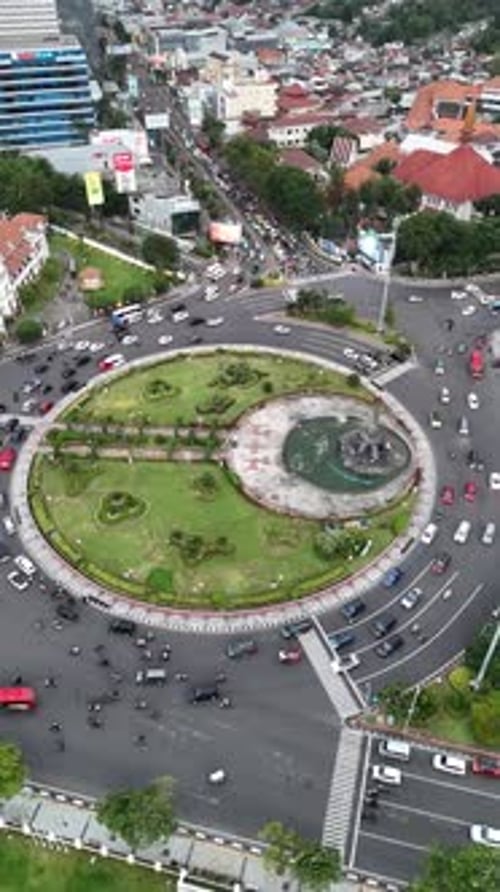 Vue sur la ville de Semarang aux heures de pointe le matin,