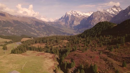 imágenes aéreas de Zumbido, una plataforma rodante de derecha a izquierda que se levanta hacia abajo con pintorescas vistas del monte Wetterhorn y