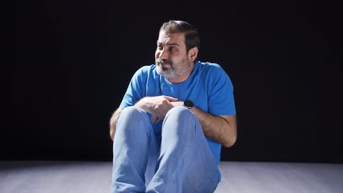 Homem esquizofrênico deprimido olha em volta com desconfiança.