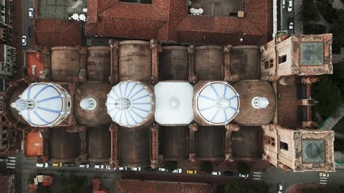 Vista aérea descendente de arriba hacia abajo de la Catedral Nueva de Cuenca.