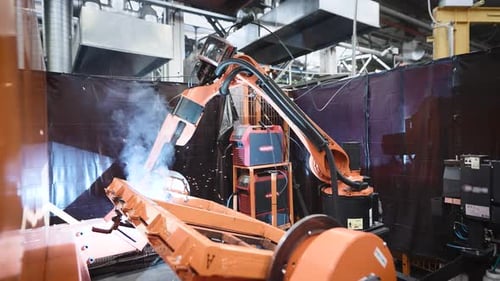 Ein robotisiertes Schweißgerät in einer Hightech-Fertigungsanlage Ein präziser Roboterarm führt das Schweißen durch