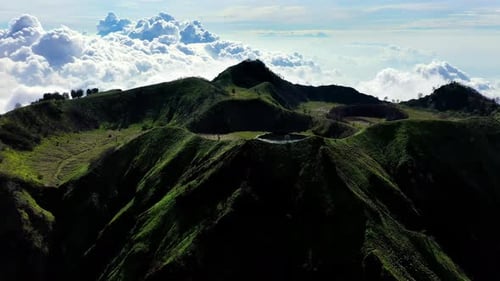 Drohnenaufnahme der alten grünen Vulkancaldera mit Wasserteich auf Java