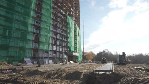 La amplia zona de construcción cuenta con profundas zanjas arenosas