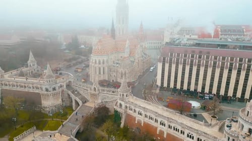 Cinemática panorámica aérea horizontal alrededor del Bastión de los Pescadores envuelto en niebla.