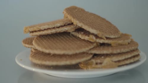 Empilez des gaufrettes couchées sur une assiette blanche - Dolly in
