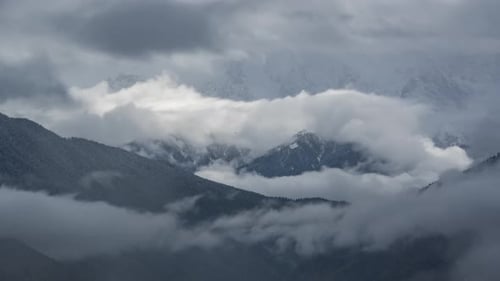 Dramatisch Schneesturmwolken in den Winterbergen