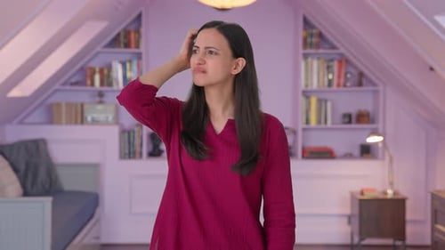 Mujer india confundida pensando en algo
