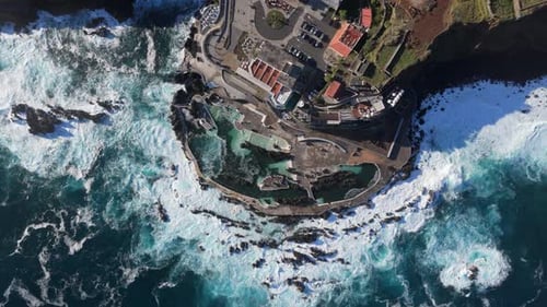 Natürliche Pools in Porto Moniz Madeira mit Blick von oben nach unten