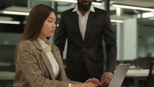 Asiatische Arbeiterin Geschäftsfrau Praktikantin im Büro, arbeitet am Laptop, Computer, PC, Tippen