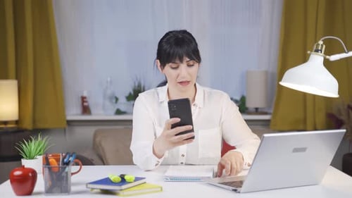 Un étudiant parle de la leçon au téléphone.