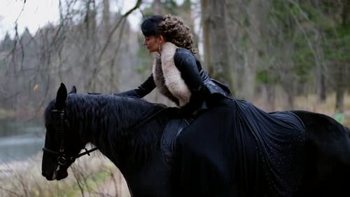 Une belle reine ou noble monte à cheval dans la forêt en automne, dans une atmosphère du XIXe siècle