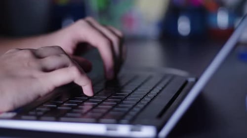 Junge Mädchenhand arbeitet am Computer-Laptop 1
