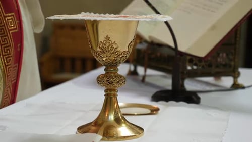 A18, Der Priester spricht ein Gebet über dem goldenen Kelch, der für die Heilige Kommunion nach der Beichte bestimmt ist