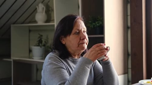 Mulher sênior feliz fazendo uma pausa para o café e pensando em casa Rosto de uma senhora idosa se sentindo