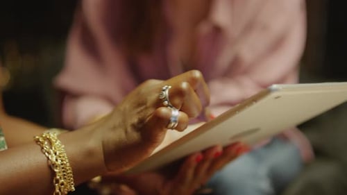 La mano de un adivino muestra la carta natal a un cliente en una tableta