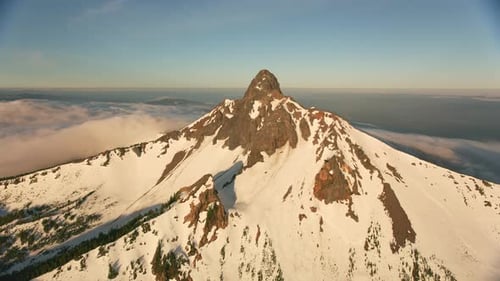 Montagnes des Cascades, Oregon, vers 2019. Vue aérienne de Jack à trois doigts. À partir de