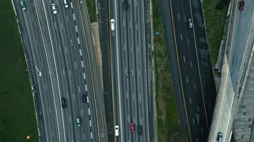 Scène de circulation d'autoroutes à plusieurs voies dans une ville américaine. Vue aérienne de haut en bas d'une voiture au volant d'une expédition