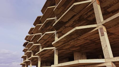 Sitio de construcción con estructura inacabada vista desde arriba