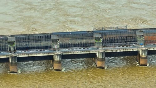 Aerial view over the dam.