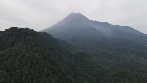 Luftaufnahme des Merapi-Berges in Indonesien mit tropischem Wald