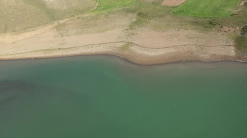 Vue aérienne du lac et de la rive aride du lac
