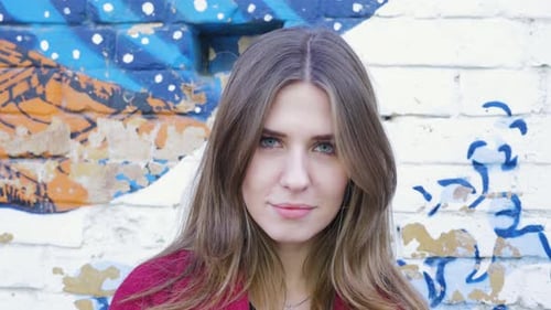 Ein großartiges Porträt einer jungen Frau vor einem lebendigen, faszinierenden Graffiti-Hintergrund
