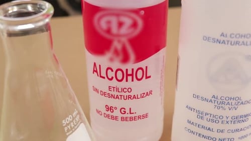 Des trucs de chimie. Différents types d'alcool et flacon Erlenmeyer
.