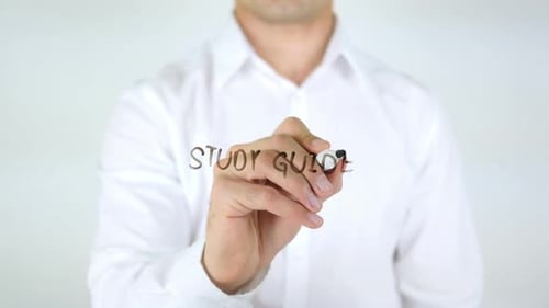 Studienführer, Mann schreibt auf Glas