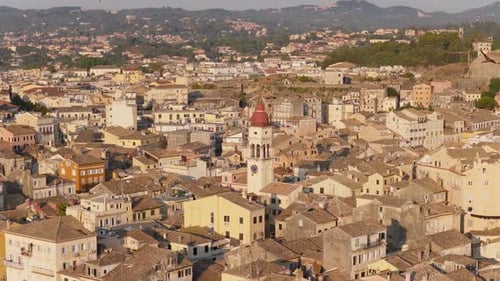 Drone panoramique de l'église Saint-Spyridon de l'île de Corfou au lever du soleil