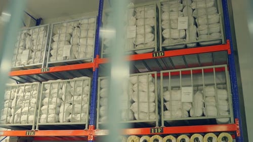 Une pile de vêtements de tente est entreposée dans une usine de Sailkot, au Pakistan