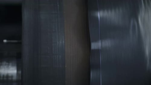 Nahaufnahme des Setzprozesses für Gummireifenbänder in einer modernen technologischen Fabrik. Automatisierter Industriemat...