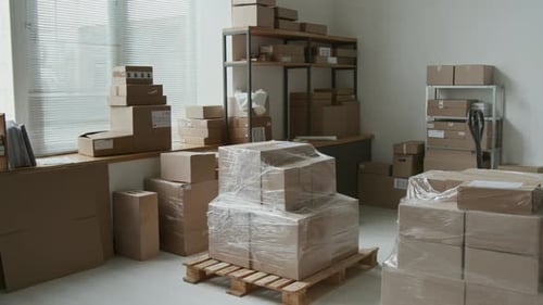 Boîtes enveloppées d'un film étirable et placées sur une palette en bois dans la salle de stockage