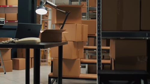 Zone de stockage remplie de produits emballés dans des boîtes