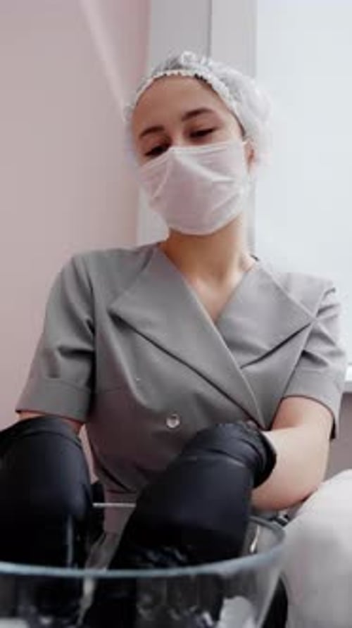 Profesional cosmético se prepara para el tratamiento